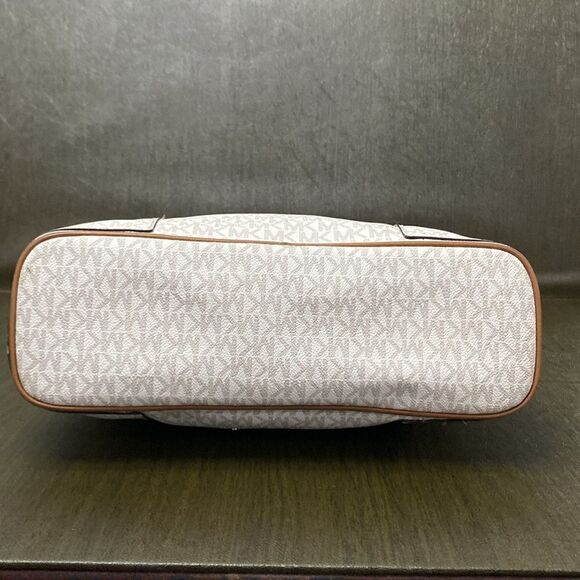 Michael Kors Anita Large Convertible Shoulder Bag vanilla monogram pattern. 2pc - Picture 4 of 16